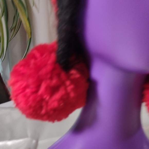 NWT Stylish Red & Black Knit Pom-Pom Beanie - Picture 8 of 11
